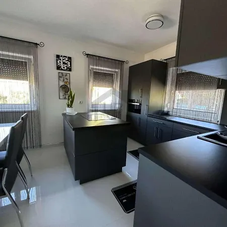 Rebeka Nyaralo Medencevel Сasa de vacaciones Vonyarcvashegy