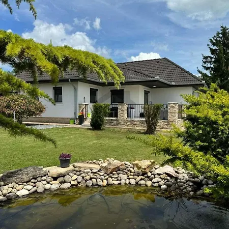 Rebeka Nyaralo Medencevel