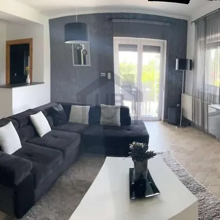 Rebeka Nyaralo Medencevel Сasa de vacaciones *