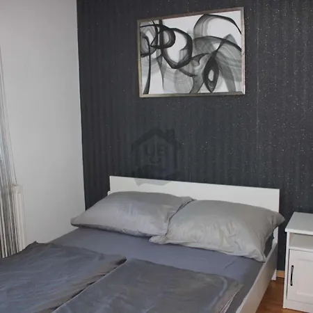 Rebeka Nyaralo Medencevel