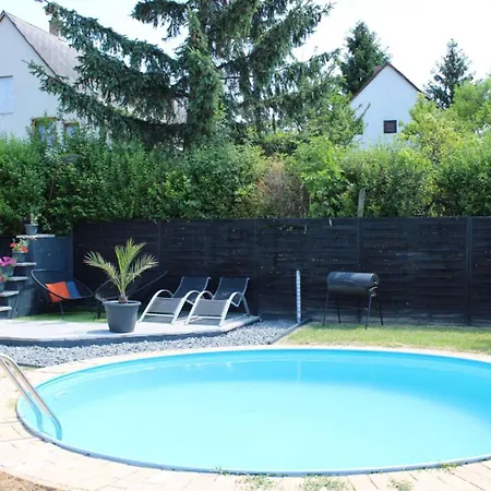 Rebeka Nyaralo Medencevel *