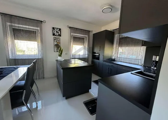 Rebeka Nyaralo Medencevel Holiday home Vonyarcvashegy