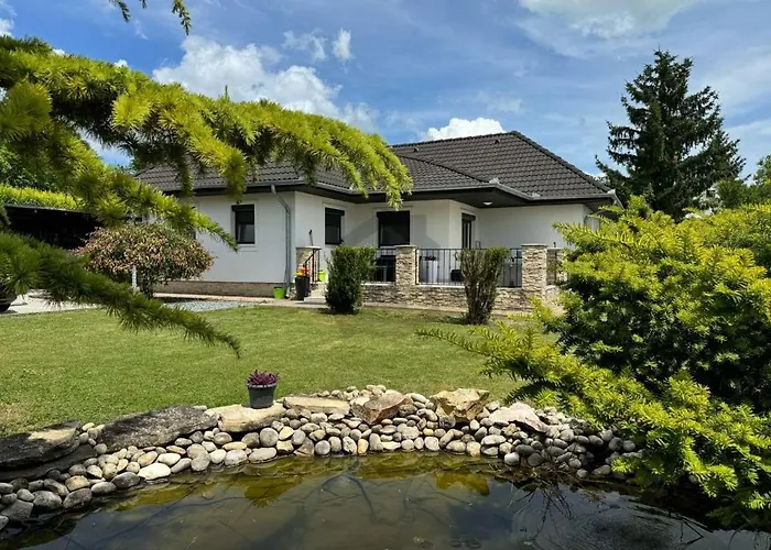 Rebeka Nyaralo Medencevel