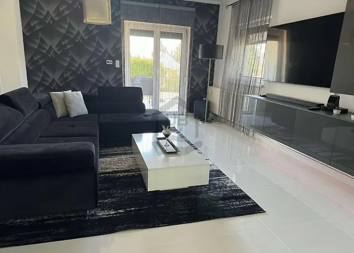 Rebeka Nyaralo Medencevel *