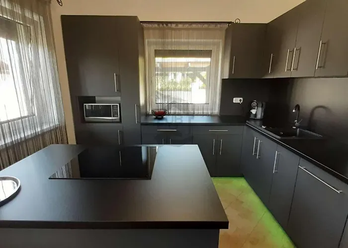 Rebeka Nyaralo Medencevel *