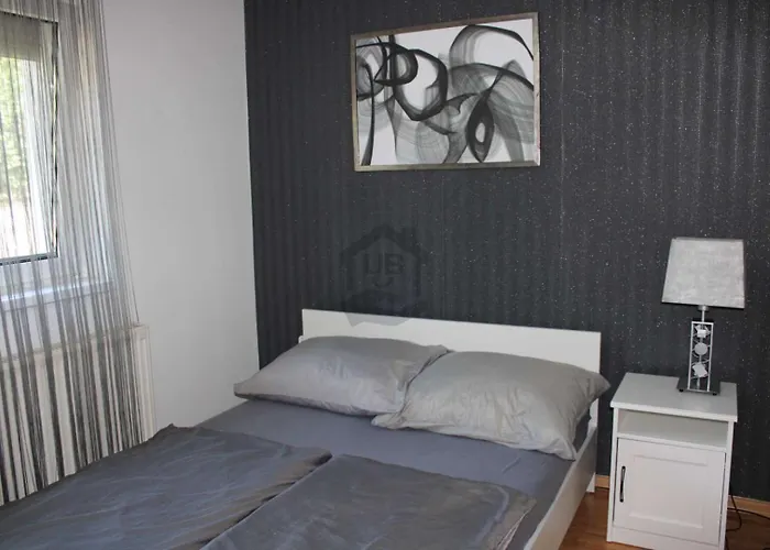 Rebeka Nyaralo Medencevel