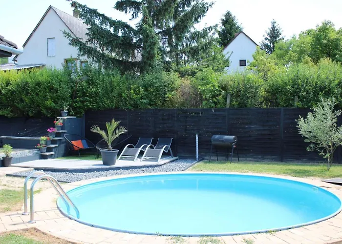 Rebeka Nyaralo Medencevel *