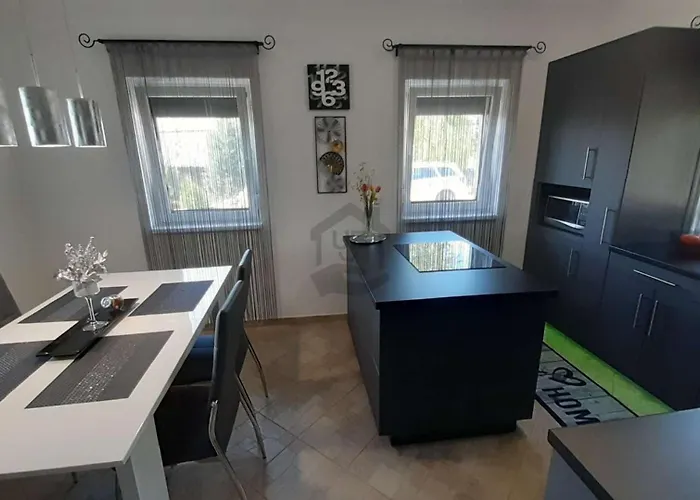 Rebeka Nyaralo Medencevel