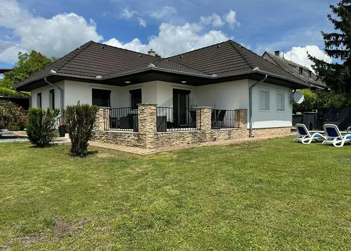 Rebeka Nyaralo Medencevel Holiday home *