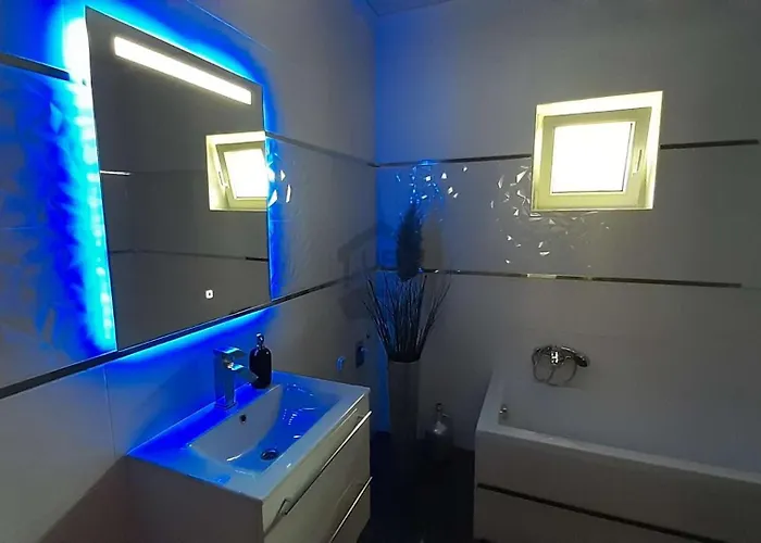 Rebeka Nyaralo Medencevel *